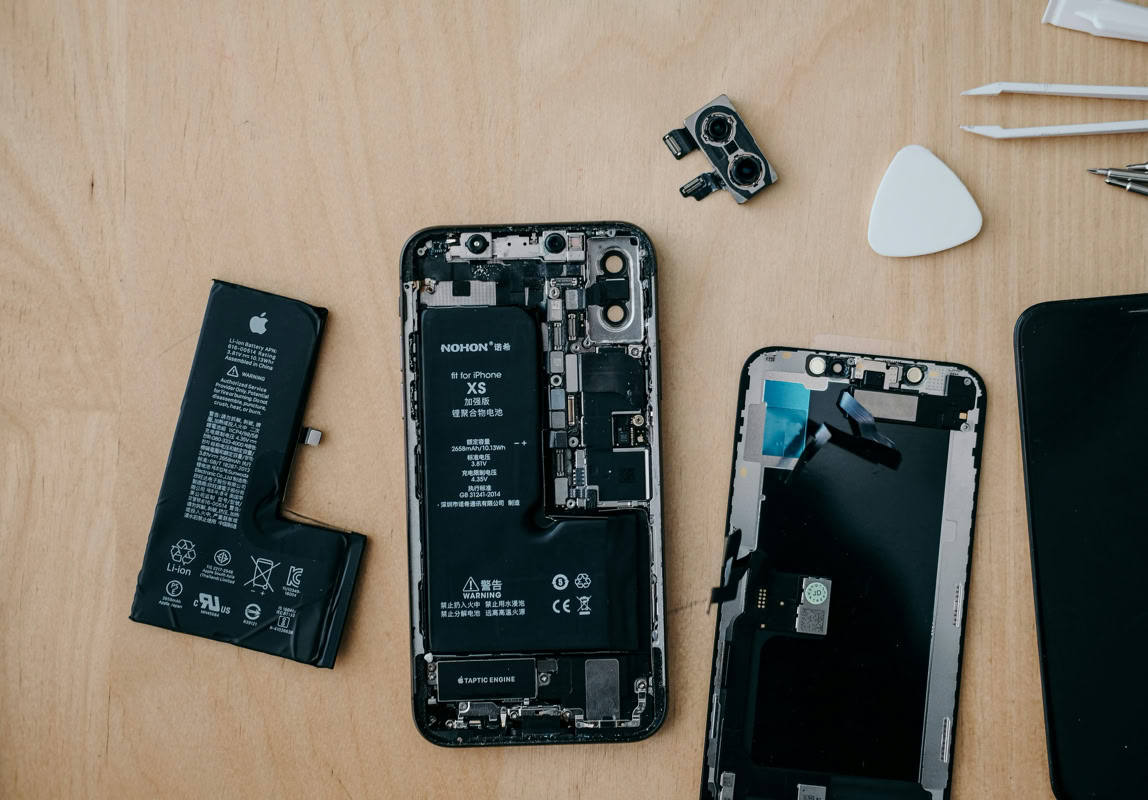 Téléphone iphone cellulaire ouvert pour réparation